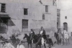 Kral Abdülaziz'in Mekke-i Mükerreme'de Mescid-i Haram'dan çıktıktan sonraki ilk nadir tarihî fotoğraflarından biri (Kral Abdülaziz Vakfı)