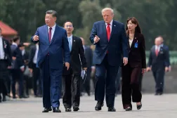 الرئيس الأميركي دونالد ترمب والرئيس الصيني شي جينبينغ خلال جولة في «معبد السماء» ببكين يوم 14 مايو (رويترز)