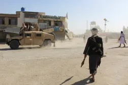 Afgan Talibanı mensubu savaşçılar, Kandahar vilayetinin Spin Boldak bölgesinde Afganistan-Pakistan sınırı yakınlarında devriye geziyor (Arşiv-Reuters)