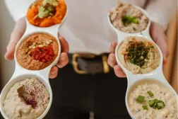 Öğünlere kolayca eklenebilen protein açısından zengin sos ve çeşniler (Pexels)