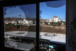 نوافذ محطمة جراء هجوم نفذه مستوطنون إسرائيليون في قرية أبو فلاح شمال شرقي رام الله بالضفة الغربية (أ.ف.ب)