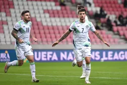 Troy Parrott (sağda) İrlanda’nın İsrail karşısındaki ilk golünü kutlarken (DPA)