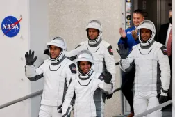 NASA'nın SpaceX Crew-13 mürettebatı üyeleri CSA (Kanada Uzay Ajansı) astronotu Joshua Kutryk, NASA astronotları Luke Delaney'yle Jessica Watkins ve Roskosmos kozmonotu Sergey Teteryatnikov, 1 Ekim'de Florida'daki Cape Canaveral'dan yapılan fırlatma öncesinde (Reuters)