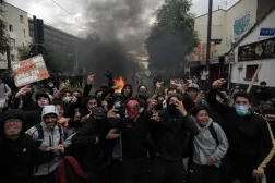 Fransa’nın birçok kentinde devam eden öğrenci hareketi kapsamında düzenlenen gösteri sırasında, Toulouse kentindeki “Lycée Déodat” lisesinden öğrenciler. (AFP)
