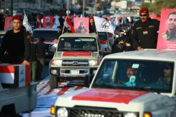 عناصر من قوات «الحشد الشعبي» العراقية في موكب بساحة التحرير في بغداد بمناسبة انسحاب القوات الأميركية من العراق (د.ب.أ)