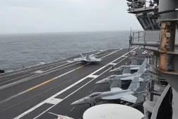 USS George Washington uçak gemisi, Ortadoğu'daki karasularında seyir halindeyken hava operasyonları gerçekleştiriyor (CENTCOM)