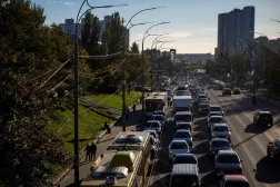 Kiev’de köprülere yönelik saldırıların ardından trafik yoğunluğu (Reuters)