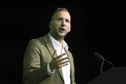 Sol eğilimli İngiltere Yeşiller Partisi lideri Zack Polanski, Brighton'da düzenlenen partisinin yıllık konferansında konuşurken (EPA)