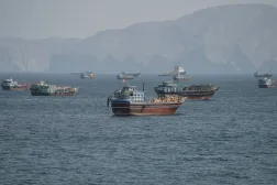 Hürmüz Boğazı’ndaki gemiler, Umman’ın Musandam bölgesinden görülüyor (Reuters)