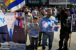 Süveyda’daki Es-Seyr Meydanı’nda (eski adıyla Kerame Meydanı), 7 Ekim’in yıl dönümünde İsrail ve Netanyahu’ya destek amacıyla düzenlenen gösteri. (El-Hicri yanlısı siteler)