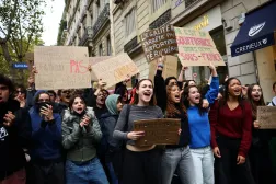 Fransa’nın bir sokağında ülke genelindeki öğrenci protestoları kapsamında pankartlar taşıyan göstericiler. (Reuters) 