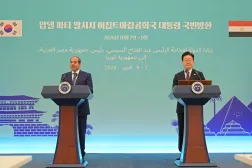 الرئيس المصري عبد الفتاح السيسي في مؤتمر صحافي مع نظيره الكوري الجنوبي لي جاي ميونغ (الرئاسة المصرية)