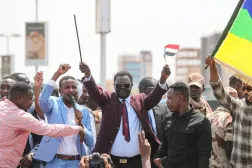 Darfur Bölgesi Valisi Minni Arko Minavi’nin destekçileri, geçen cumartesi günü New York’tan dönüşünde Hartum Havalimanı’nda kendisini karşıladı (AFP)