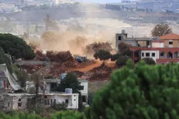 Lübnan’ın güneyindeki Doğu Zutar beldesinde İsrail ordusuna ait bir askerî araç. (Reuters)