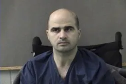 نضال حسن يظهر بعد نقله من مركز بروك الطبي العسكري في سان أنطونيو إلى سجن مقاطعة بيل في بيلتون بولاية تكساس 9 أبريل 2010 (أ.ف.ب)