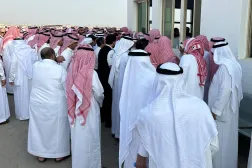 جموع المُعزِّين يواسون أسرة الكابتن طيار حمود الكلثمي في مقبرة الصالحية (الشرق الأوسط)