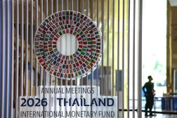 Bangkok’taki Kraliçe Sirikit Ulusal Kongre Merkezi’nde düzenlenecek Uluslararası Para Fonu (IMF) ve Dünya Bankası yıllık toplantıları öncesinde, toplantı logosunun yanında duran bir kişi (Reuters)