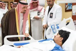 Riyad Bölge Valisi, Husilerin terör saldırılarında yaralanan sivilleri ziyaret etti. (SPA)