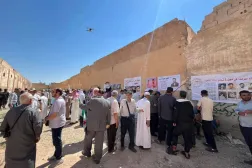 سجناء سابقون في سجن تدمر يحيون خلال يونيو 2026 ذكرى «مجزرة حماة» أمام مبنى السجن الذي شهد اعتقال وإعدام كثير من «إخوان سوريا» وأحزاب يسارية وقومية (متداولة - فيسبوك)
