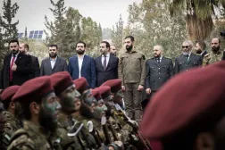 Suriye Cumhurbaşkanı Ahmed eş-Şara ve bazı bakanlar, Şam’da düzenlenen askerî geçit törenini izliyor (Suriye Savunma Bakanlığı)