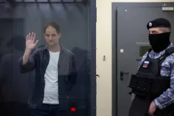 Rusya tarafından casuslukla suçlanan Amerikalı gazeteci Evan Gershkovich, Nisan 2024’te Moskova’daki bir mahkemede duruşmaya çıktı. (Reuters)