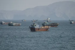 Hürmüz Boğazı’nda, Umman’ın Müsendem kıyısından görülen demirlemiş gemiler (Reuters)