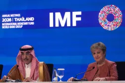 الجدعان وغورغييفا في مؤتمر صحافي مشترك عقب اجتماع اللجنة الدولية للشؤون النقدية والمالية ببانكوك (أ.ب)