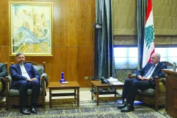 رئیس پارلمان لبنان، نبیه بری، از سعید خطیب‌زاده، معاون وزیر امور خارجه ایران، در بیروت استقبال می‌کند (آسوشیتدپرس)