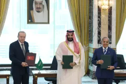 محمد بن سلمان ورجب طيب إردوغان وشهباز شريف عقب توقيع «اتفاقية مكة» (الرئاسة التركية)