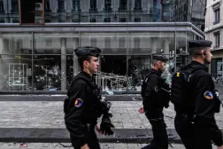 عناصر من الدرك الفرنسي ينفذون دورية بجوار واجهة متجر تحطمت نوافذها بعد يوم من أعمال الشغب والنهب التي تلت احتجاجات على مستوى البلاد... في مدينة ليون الفرنسية يوم 18 أكتوبر 2026 (أ.ف.ب)