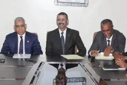 وزير الثقافة الجديد (يسار) وهو يتسلم مهامه من سلفه (وسط) الاثنين الماضي في نواكشوط (وزارة الثقافة)