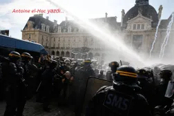 Fransa’nın batısındaki Rennes kentinde, çevik kuvvet polisi protesto gösterisi düzenleyen öğrencileri dağıtmak için tazyikli su kullandı. (AP)