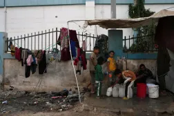 Filistinliler, Gazze Şeridi’nin Deyr el-Belah kentinde plastik kaplarla su alıyor. (AP)