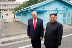 ABD Başkanı Donald Trump (solda), 2019 yılında İki Kore’yi birbirinden ayıran Silahsızlandırılmış Bölge'de Kuzey Kore Lideri Kim Jong-un ile bir araya geldi. (Reuters)