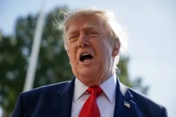 الرئيس الأميركي دونالد ترمب يتحدث للصحافيين في حديقة البيت الأبيض قبل التوجه إلى فلوريدا (رويترز)
