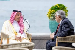 شاهزاده فیصل بن فرحان در دیدار با محمد اسحاق دار در استانبول، روز جمعه (وزارت خارجه سعودی)