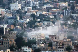 Husilerin düzenlediği bombardımanın ardından Yemen’in Taiz kentindeki mahallelerden birinden duman yükseliyor (AP)