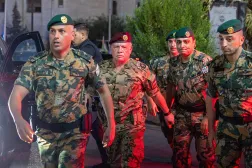 عبدالله دوم، پادشاه اردن، هنگام ورود برای عیادت از مجروحان حمله تروریستی کرک در روز جمعه (دربار سلطنتی اردن ـ خبرگزاری فرانسه)
