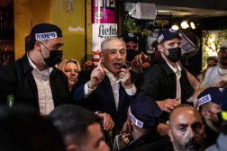 رئيس الوزراء الإسرائيلي بنيامين نتنياهو يتحدَّث في سوق «بن يهودا» خلال زيارة انتخابية بالقدس يوم 22 أكتوبر الحالي (أ.ف.ب)
