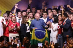 Brezilya Devlet Başkanı Luiz Inacio Lula da Silva, Sao Paulo’da seçim zaferini destekçileriyle birlikte kutluyor. (DPA)
