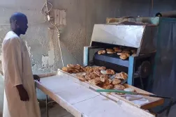 Omdurman’daki bir fırında çalışan işçi, ekmek üretimini denetliyor (Şarku’l Avsat).