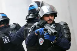 رجل شرطة يحمل قاذفة لرصاص مطاطي دفاعي لتفريق المتظاهرين في مدينة نيس الساحلية يوم 24 أكتوبر (أ.ف.ب)   