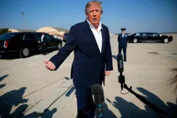 الرئيس الأميركي دونالد ترمب يتحدث مع الصحافيين قبل صعوده إلى الطائرة الرئاسية في قاعدة أندروز بولاية ماريلاند يوم 27 أكتوبر 2026 (أ.ف.ب)