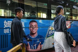 Çin’de bir otobüste Fransız futbolcu Kylian Mbappe’nin fotoğrafı yer alıyor. (AFP)