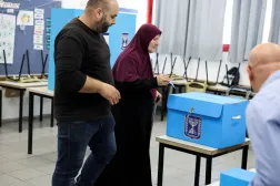 ناخبة من عرب إسرائيلية تدلي بصوتها في لجنة بمدينة أم الفحم شمال إسرائيل يوم الثلاثاء (رويترز)