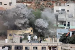 İsrail ordusu, Batı Şeria’da Nablus yakınlarındaki Beyta beldesinde Filistinli bir tutuklunun evini patlattı (AP)