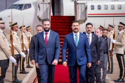 الرئيس أحمد الشرع مستقبلاً رئيس الوزراء العراقي علي فالح الزيدي في مطار دمشق الأربعاء في أول زيارة يقوم بها إلى دمشق (الرئاسة السورية)