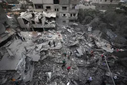 İsrail’in Gazze Şeridi’ne düzenlediği hava saldırılarının yol açtığı yıkımdan bir görüntü (AFP)