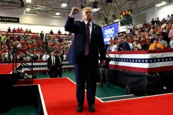 ABD Başkanı Donald Trump, 28 Ekim 2026’da Ohio Üniversitesi’ndeki Shoemaker Merkezi’nde düzenlenen seçim mitinginin sonunda yumruğunu havaya kaldırıyor (AFP)