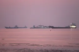 FILE PHOTO: Vessels in the Strait of Hormuz near the beach of Bandar Abbas, Iran, September 28, 2026. Amirhosein Khorgooi/ISNA/via WANA (West Asia News Agency) via REUTERS  
